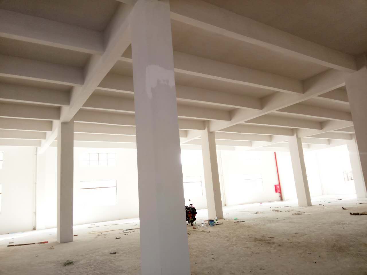 已建成了1幢（2800平方米，共4層的廠房）