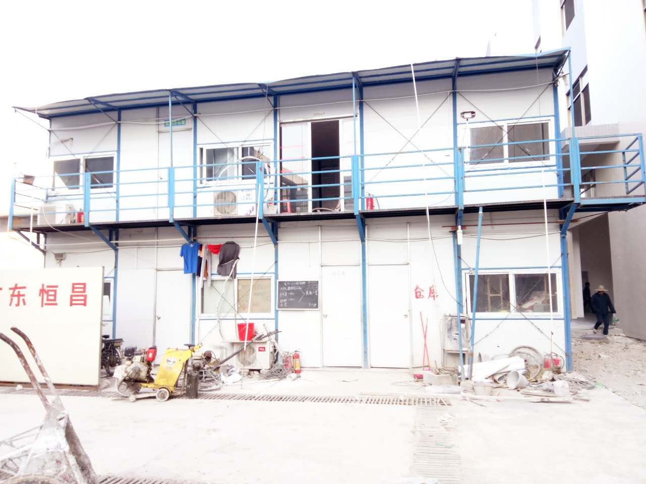 已建成為活動板房（供建筑工人住宿和辦公用）