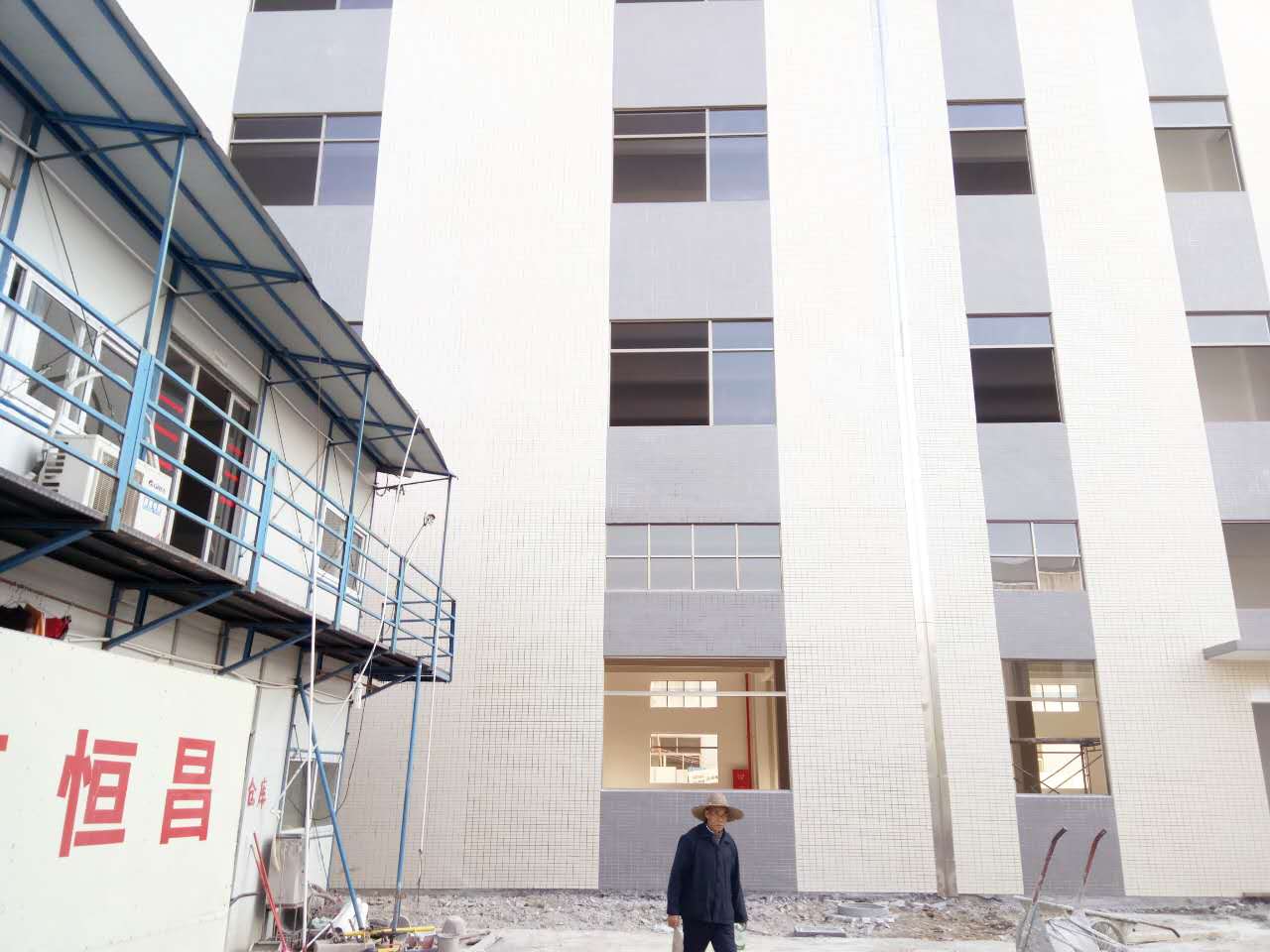 已建成了1幢（2800平方米，共4層的廠房）