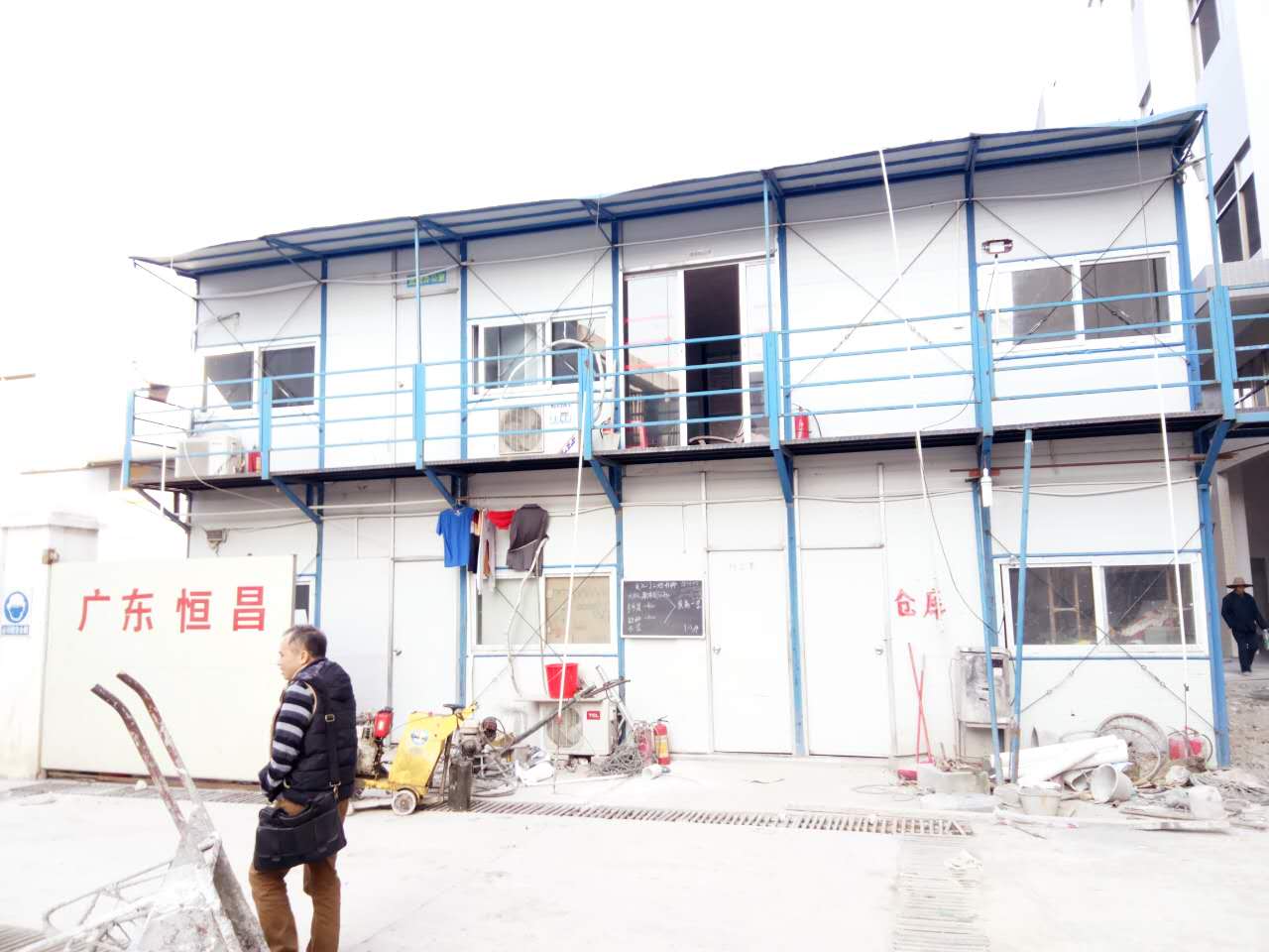 已建成為活動板房（供建筑工人住宿和辦公用）