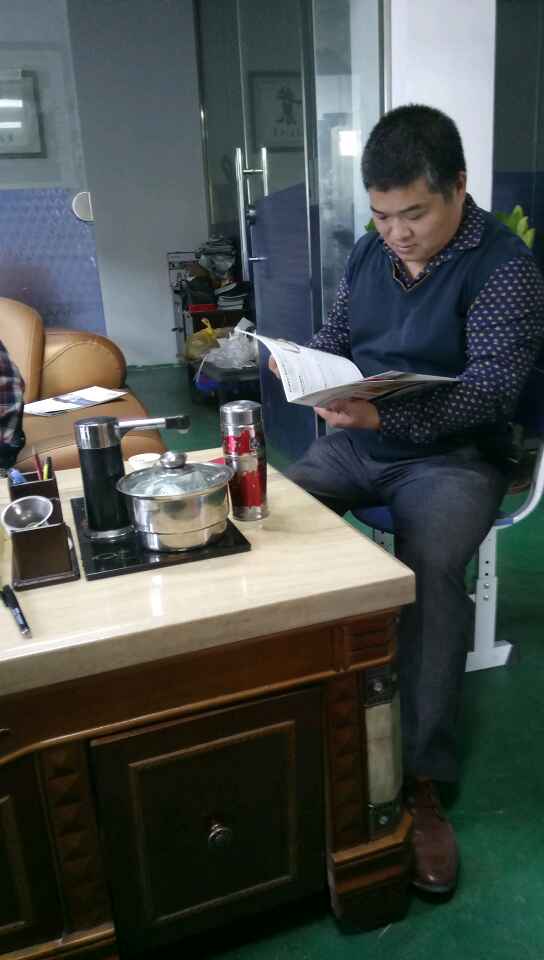 南海陳祥明老板想買凱恩利46車先銑機——在邊聽業(yè)務代表講解產(chǎn)品特點優(yōu)點邊看宣傳書。