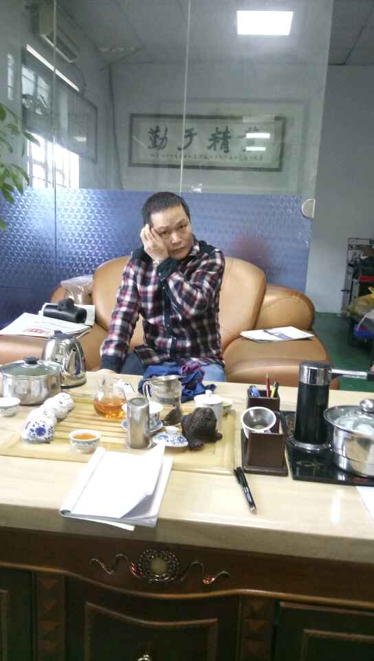 鄒生（南海陳祥明老板公司同事）輕松的聽凱恩利業(yè)務人員講解后，邊思考邊想什么時候訂機為好......