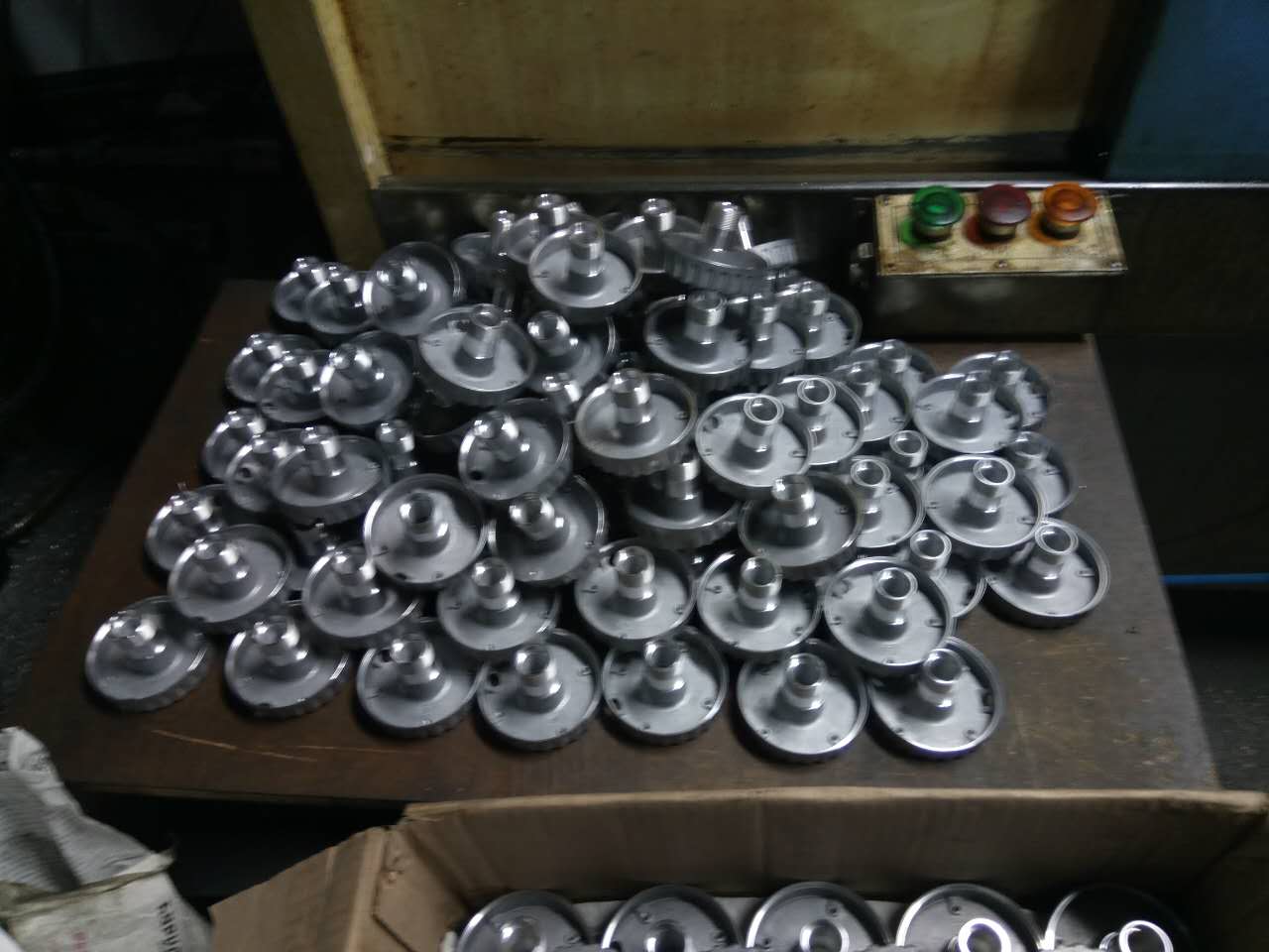  CKX6146C (46標(biāo)準(zhǔn)排刀機(jī)）是高速度機(jī)，一個(gè)鐘頭做了這么多樣品