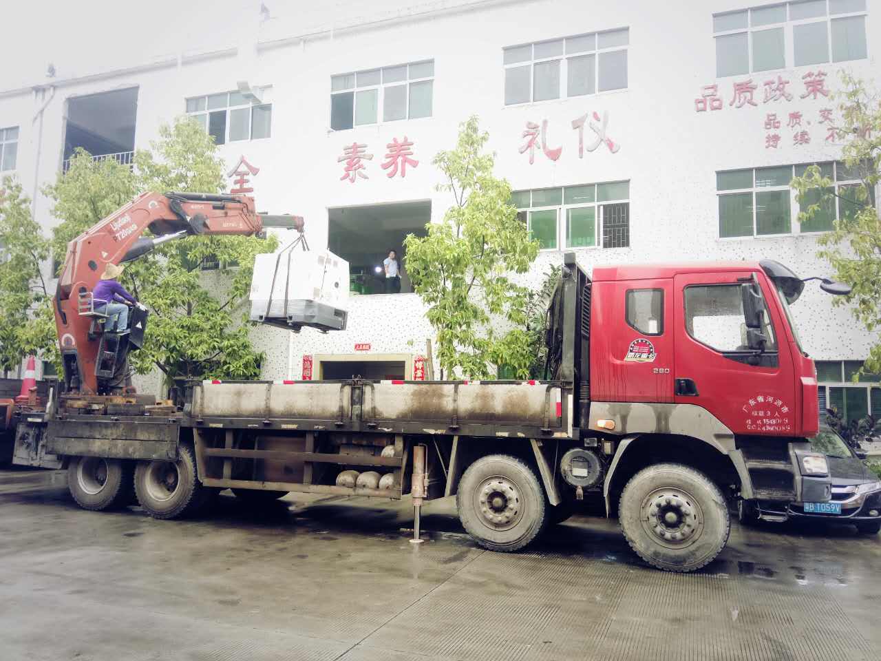 機(jī)器調(diào)裝中，準(zhǔn)備吊上二樓