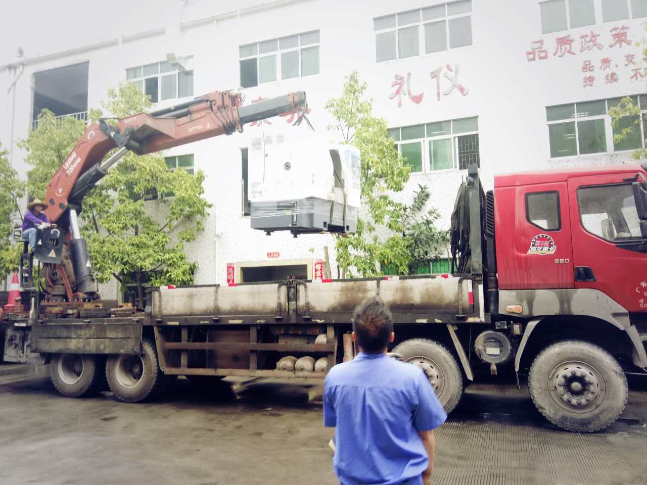 機(jī)器調(diào)裝中，注意安全！