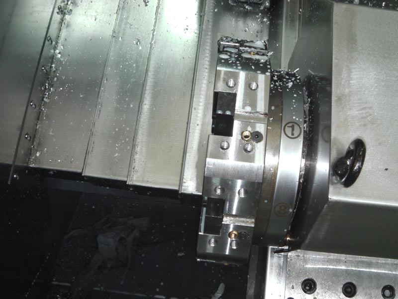 大拖板和刀架斜置，使得機(jī)床的操作和排屑都很方便，并且占地面積小，有很好的宜人性。