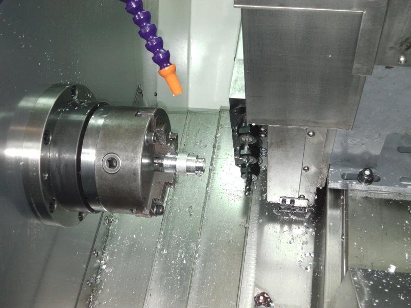 大拖板和刀架斜置，使得機(jī)床的操作和排屑都很方便，并且占地面積小，有很好的宜人性。