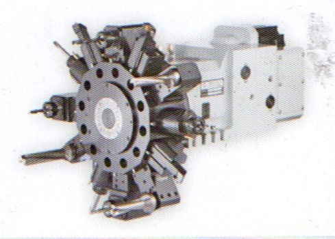 采用臺(tái)灣六鑫八工位液壓旋轉(zhuǎn)刀塔，定位精度高、故障率低、換刀快，就近換刀。
