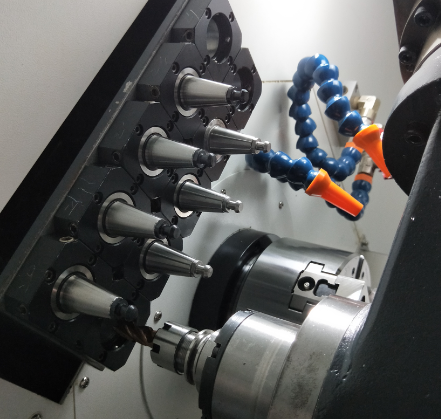 .數(shù)控車床標(biāo)準(zhǔn)配置臺灣套筒主軸．主軸軸承采用日本NSK高精度滾動(dòng)主軸軸承、主軸最高轉(zhuǎn)速可達(dá)6000r/min,主軸伺服主軸驅(qū)動(dòng)，可實(shí)現(xiàn)C軸差補(bǔ)分度加工。