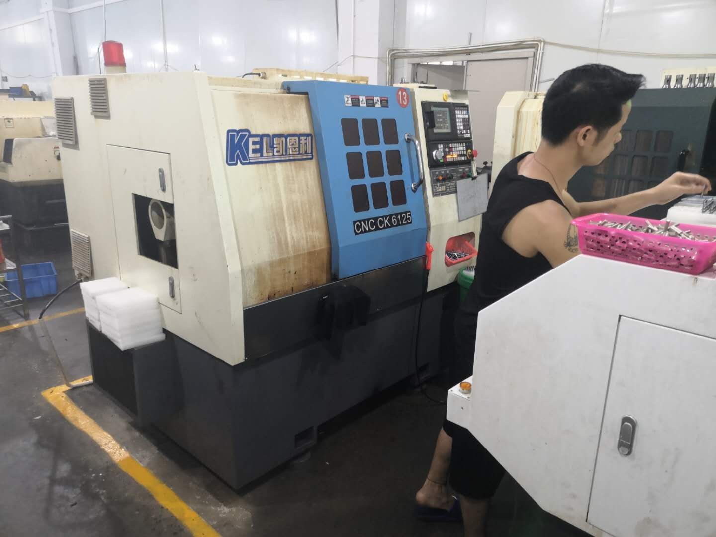 生產(chǎn)工人在專(zhuān)心的操作凱恩利數(shù)控車(chē)床